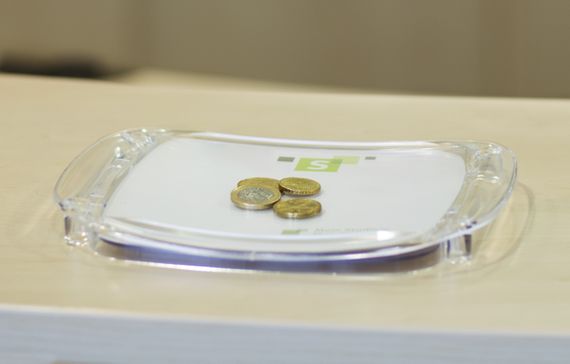 Cash dish for collecting bills and coins